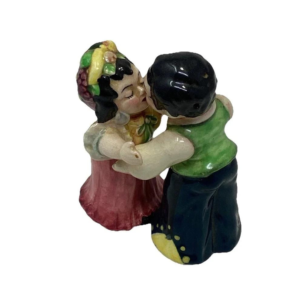 Vtg Japan Porcelain Spanish Kissing Couple Salt & Pepper Shaker Set Kitchy